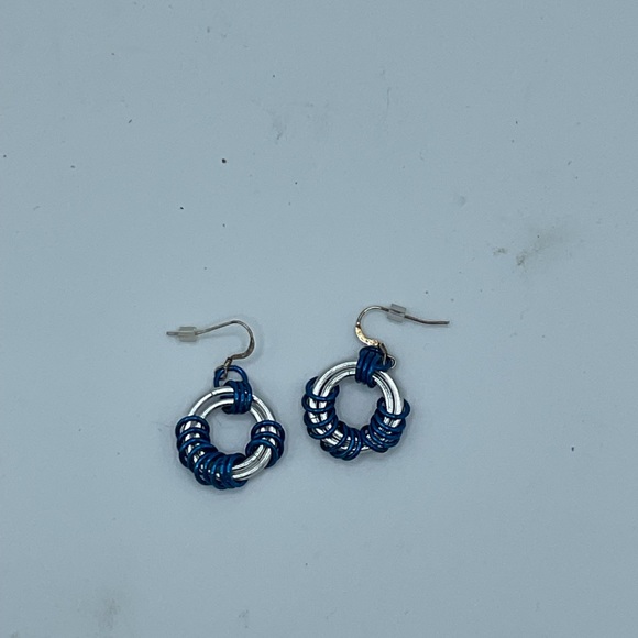 “HANDMADE” SILVER AND BLUE HOOP STYLE PIERCED EARRINGS BY LEE ANN LYNN. - Picture 4 of 7